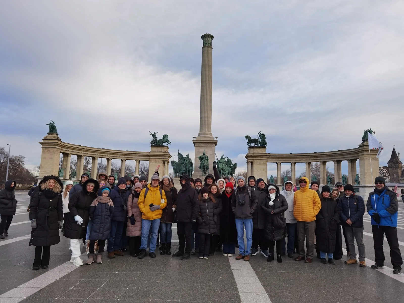Grup PandaTour în Piața Eroilor din Budapesta, iarna