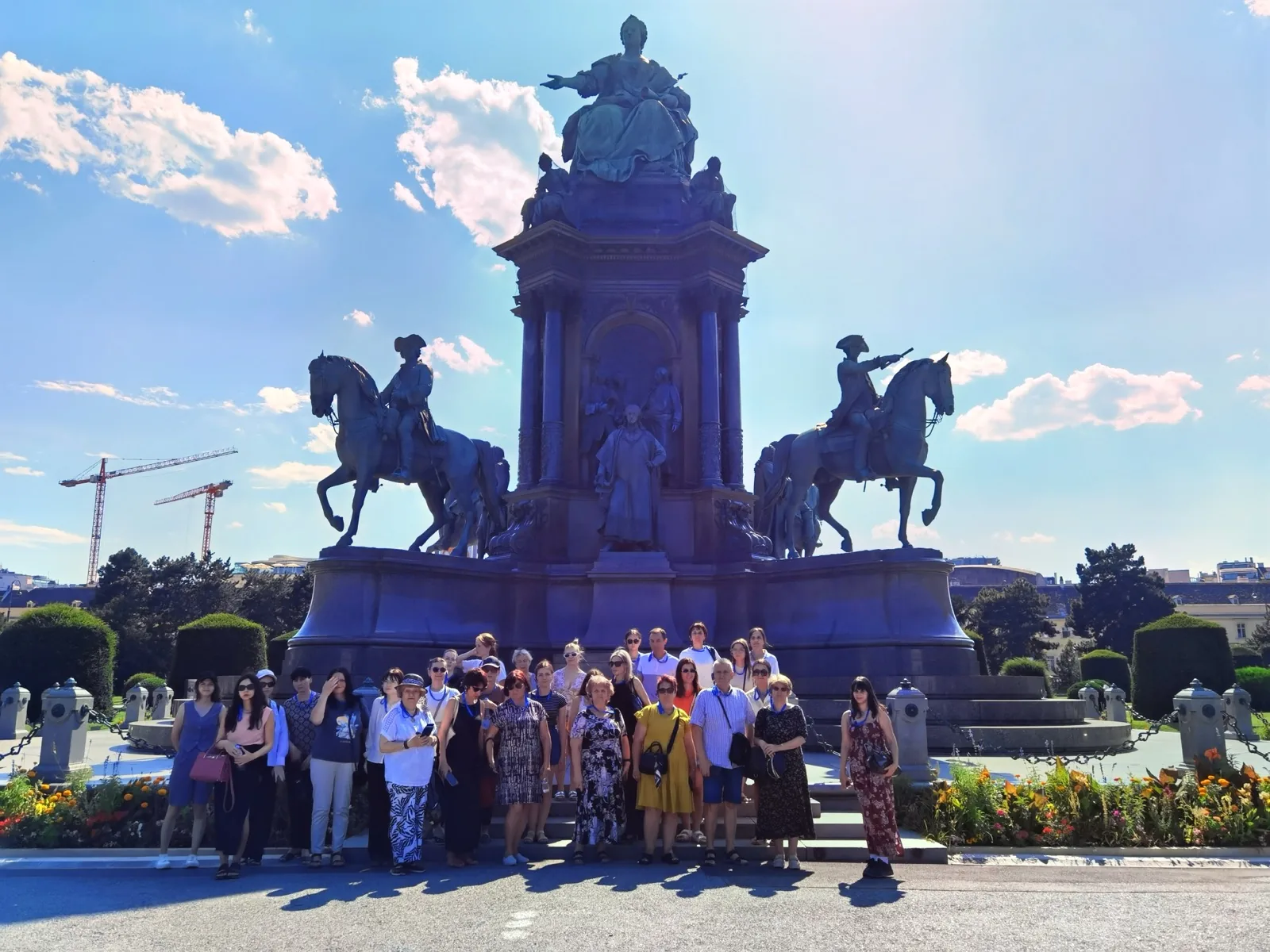 Grup PandaTour la Monumentul Maria Tereza din Viena